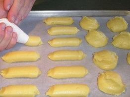 викладаємо тісто на деко з допомогою кондитерського шприца