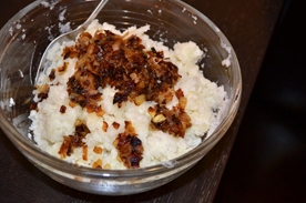 добре перемішуємо картопляне пюре з цибулею і спеціями