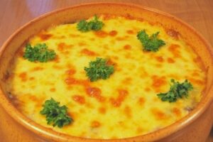 Картопляна запіканка з фаршем і грибами