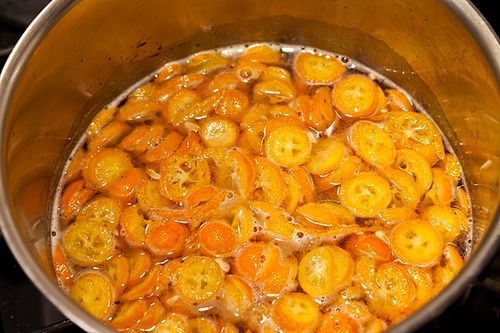 кумкват в каструлі