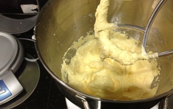 додаємо в суміш цукор і борошно