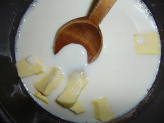 перемішуємо молоко з вершковим маслом