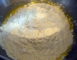 додаємо в яєчну суміш борошно