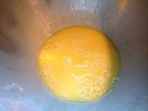 перемішуємо яйце з лимонним соком