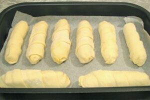 Пікантні сосиски в листковому тісті по-французьки