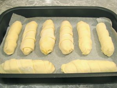Пікантні сосиски в тесті на деко