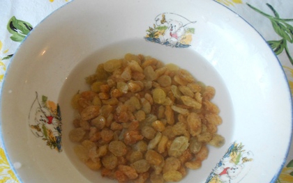 Замочуємо родзинки