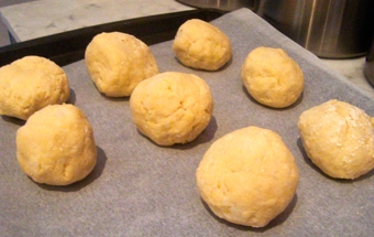 викладаємо булочки на деко