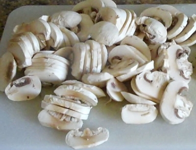 нарізаємо гриби пластинками