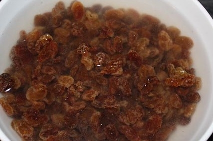 замочуємо родзинки