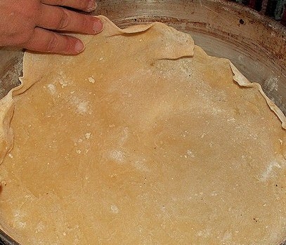 викладаємо перший корж у форму