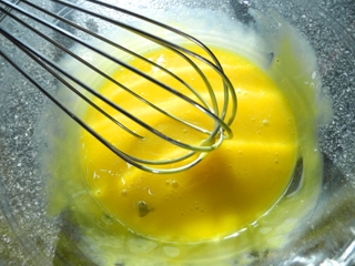 збиваємо яйце з цукром