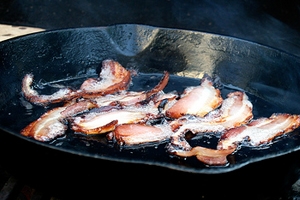 смажимо бекон з копченого сала