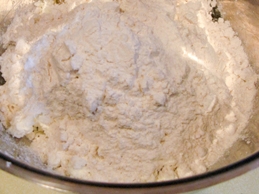 висипаємо в тестову суміш борошно