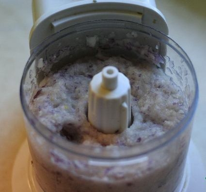 подрібнюємо цибулю і часник