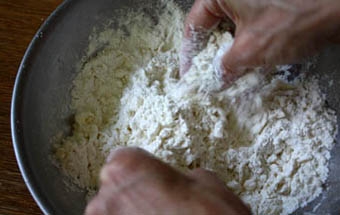 замішуємо тісто руками