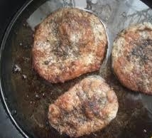 смажимо шматки антрекота на сковороді