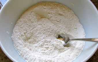 перемішуємо борошно з іншими сухими інгредієнтами