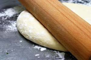 розкачуємо тісто