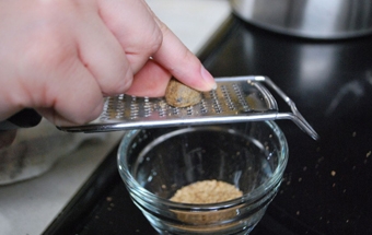 натираємо на тертку мускатний горіх