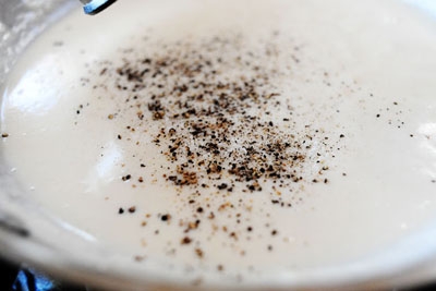 спеції у сковороді