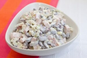 Пікантний салат з квасолею
