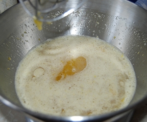 збиваємо яйця з цукром і сіллю