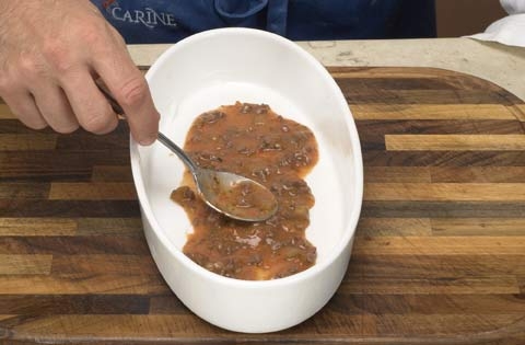 викладаємо у форму для запікання м'ясну начинку