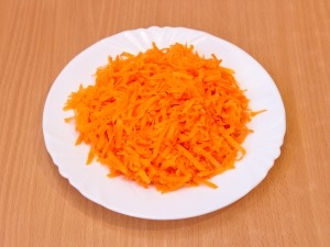 натираємо моркву