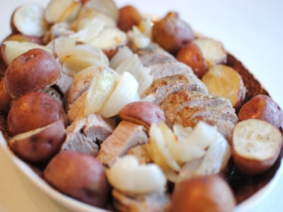 свинина з цибулею та картоплею