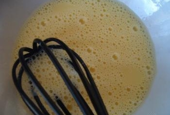 Збиваємо яйця з молоком, сіллю і цукром.