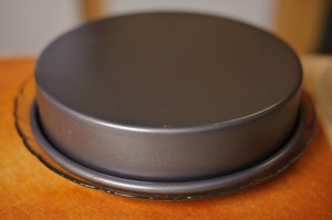 перевертаємо форму для випічки з пирогом на тарілку