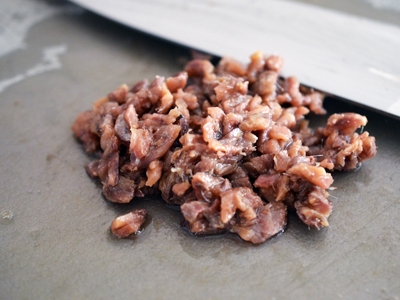 дрібно рубаємо філе анчоуса