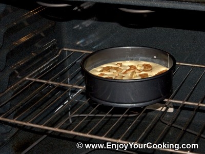 запікаємо бісквіт з яблуками в духовці