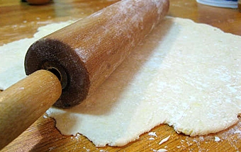 розкачуємо з тіста коржик