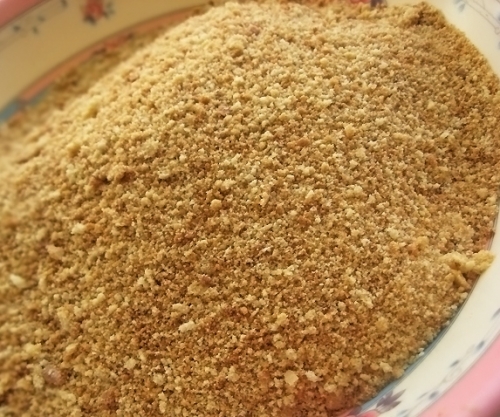 подрібнюємо обрізки коржів