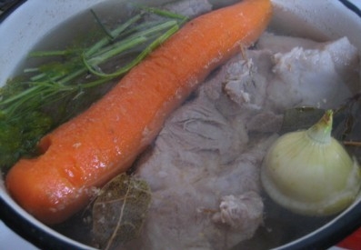 відварюємо м'ясо і овочі