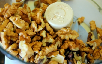 подрібнюємо горіхи в блендері