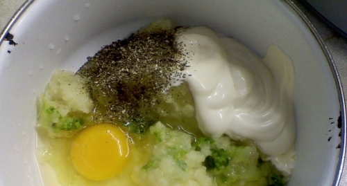 змішуємо яйця з цибулею,майонезом і зеленню