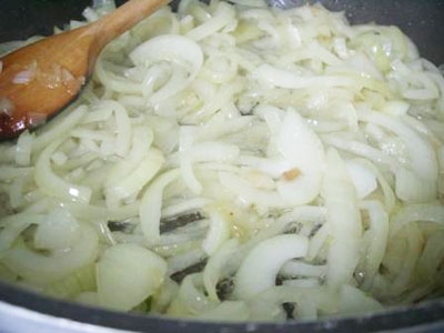 цибулю на сковороді