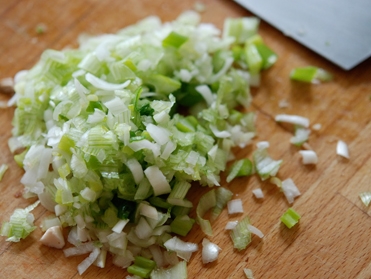 подрібнюємо зелений лук