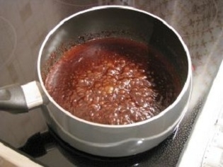 Змішуємо інгредієнти для глазурі