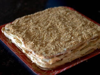 посипаємо торт крихтою