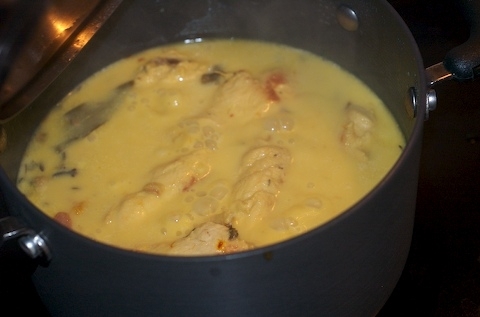 каструля з куркою