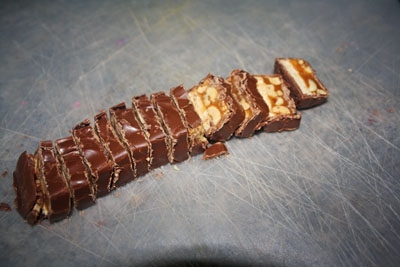 нарізаємо на шматочки батончик Снікерс