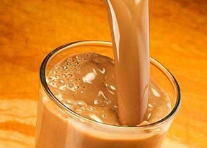 розливаємо какао на молоці по склянках