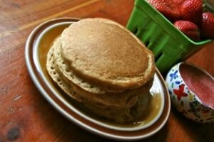 Американські оладки з полуничним пюре