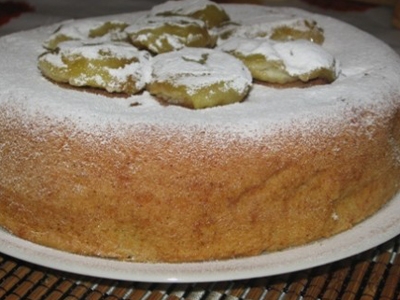 Готова шарлотка в мультиварці