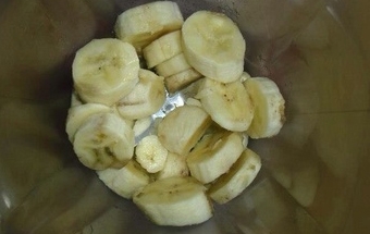 подрібнюємо банани в блендері