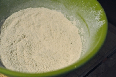 просіваємо борошно,розпушувач і сіль